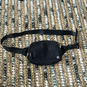 Lulu lemon black long belt bag used 1x basically brand new